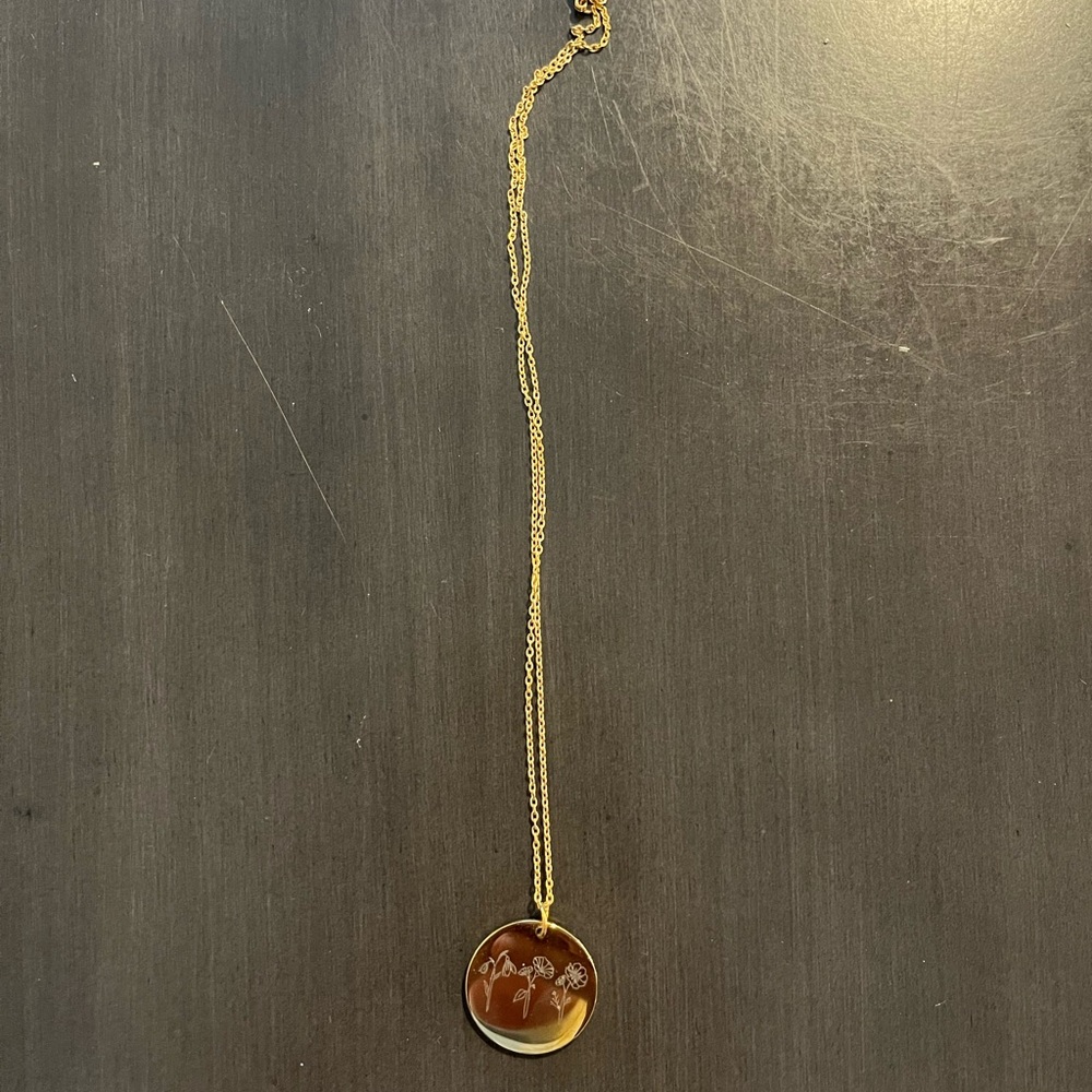 Chic Gold Floral Pendant Necklace